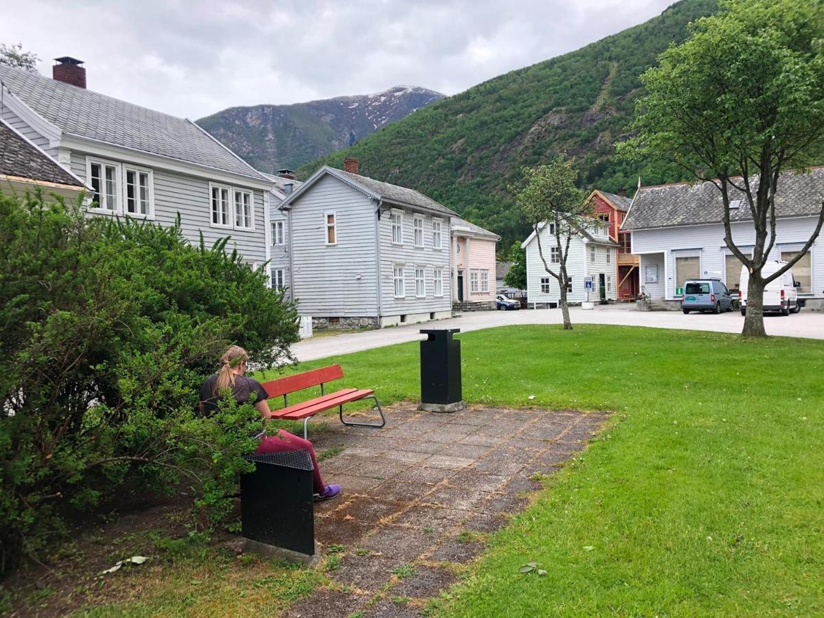 Den Gule Krambua - Gamle Laerdalsoyri - Main Street Old Town Apartment Exterior photo